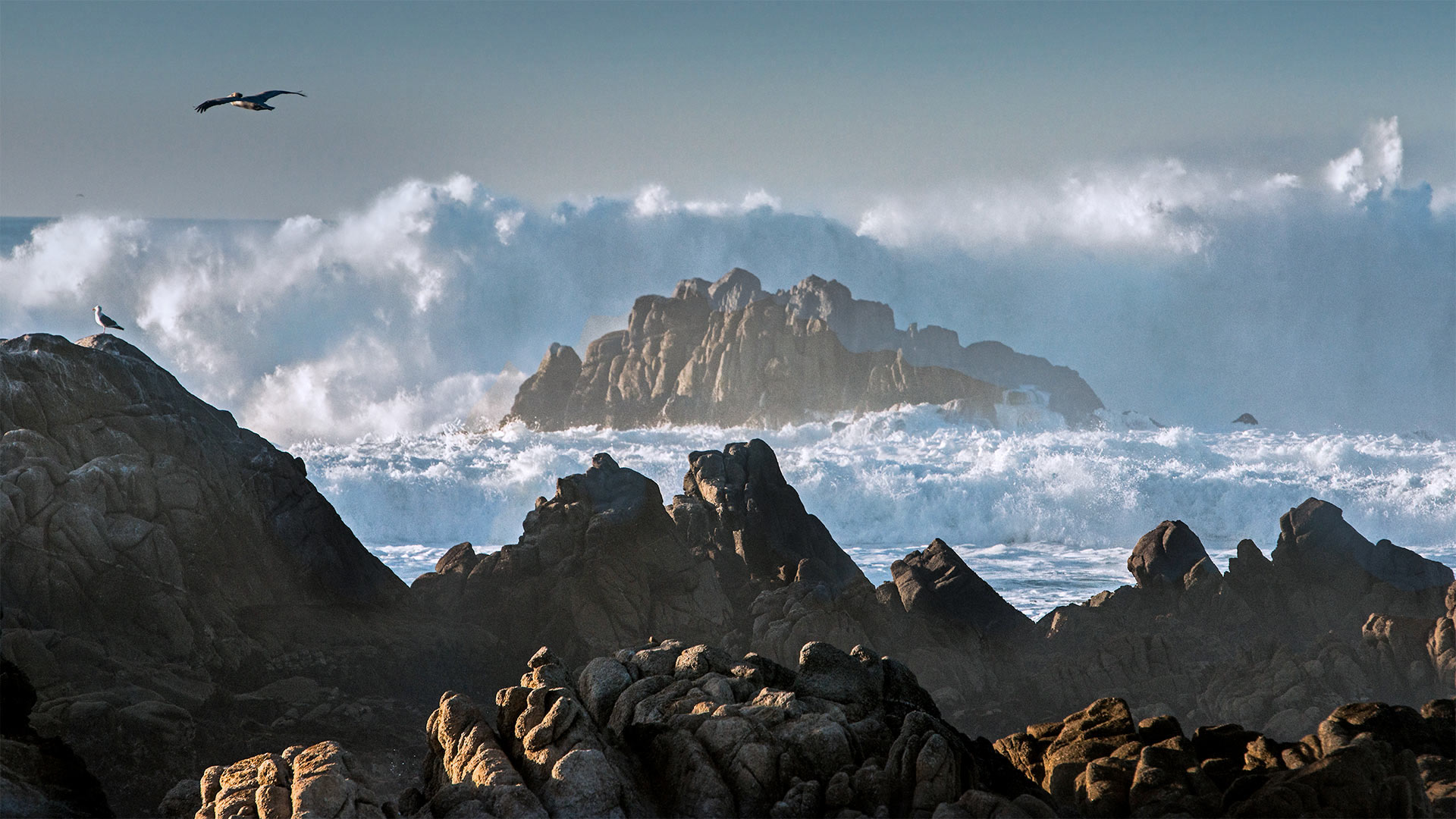 巨浪冲击着阿斯洛玛尔州立海滩的岩石，加利福尼亚州帕西菲克格罗夫
